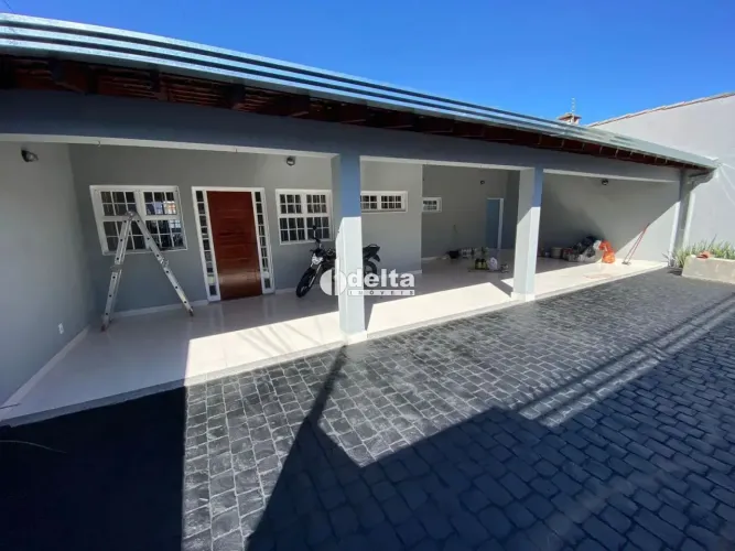 Casa residencial com 3 suítes disponível para locação no bairro Brasil em Uberlândia - MG.