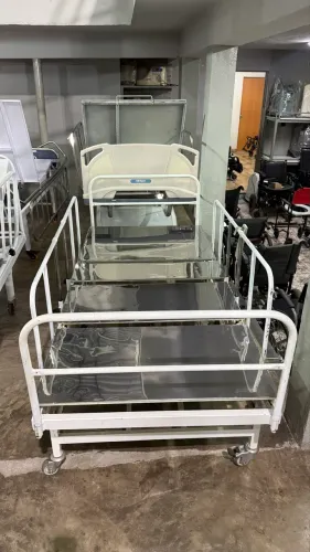 Cama hospitalar motorizada 
