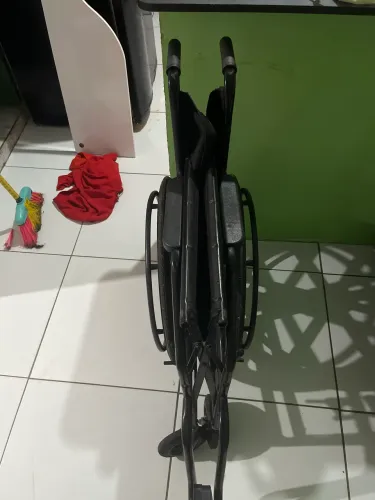 Vende-se essa cadeira de roda