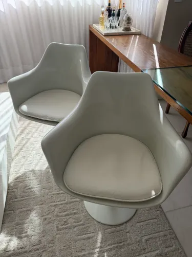 Duas cadeiras giratórias Tulipa Saarinen Com Braço Brancas Alto Brilho