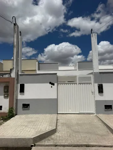 Vendo casa de 2/4 sendo uma suíte na Conceição 
