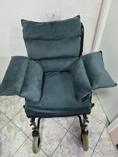 CADEIRA DE RODAS DOBRÁVEL D400 DELLAMED + ALMOFADA POLTRONA ERGONÔMICA - KIT COMPLETO