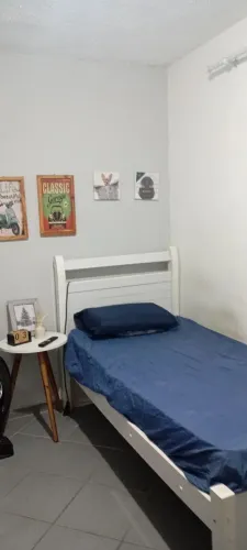 Cama de solteiro com colchão.