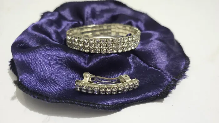 Pulseira elástica strass e presilha de cabelo