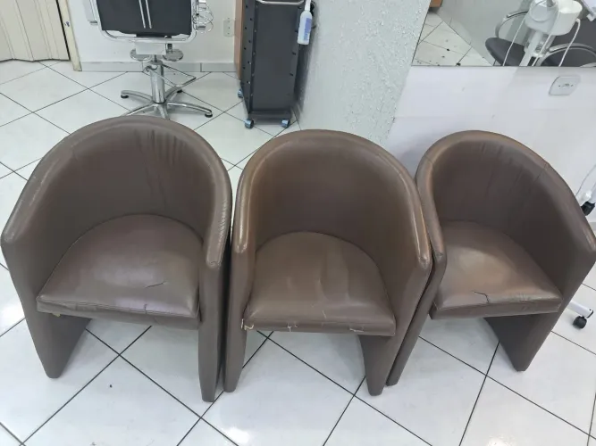 Poltronas. Vende-se três poltronas de espera para salão escritório etc