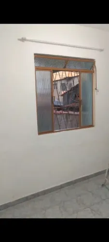 Janela de ferro com vidro canelado 