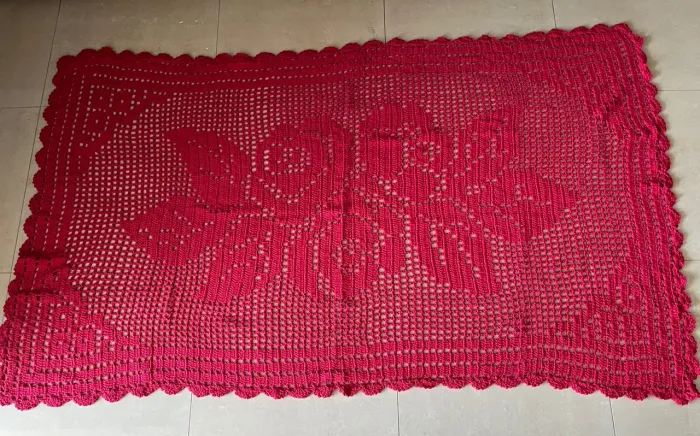 Tapete crochê de sala retangular 2, 05 m X 1,28 m na cor vermelha