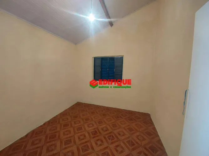 Casa Compacta e Funcional com 2 Dormitórios, Quintal e Vaga de Garagem