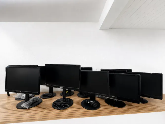 Lote com 11 monitores testados e zarados * ideal para revenda preço para ir logo