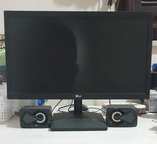 Monitor LG Led 19,5 com caixinhas de som auxiliares
