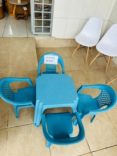MESA INFANTIL COM 4 CADEIRAS