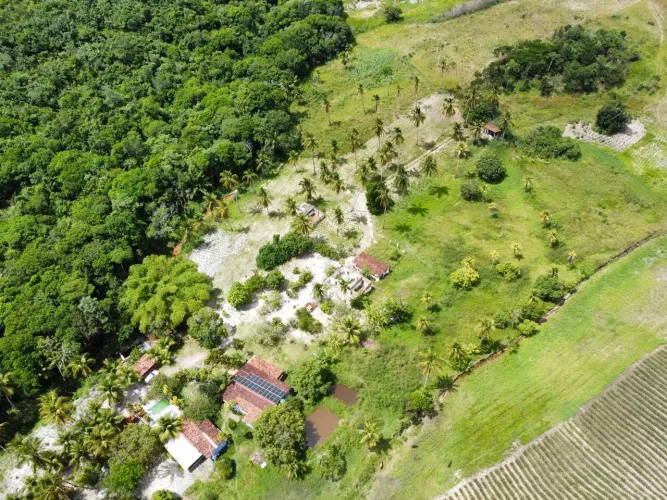 Granja com Casa - 2 Quartos, 3 Banheiros, Terraço Enorme - Aceito Carro na Entrada