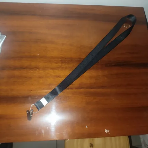 Cordão preto para crachá