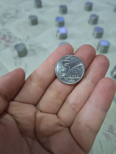 Lote com 177 moedas de 5 cruzeiros de 1990 em ótimo estado de conservação.