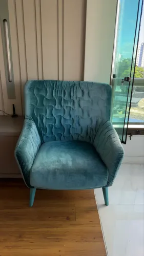 Poltrona estofada em veludo azul turquesa