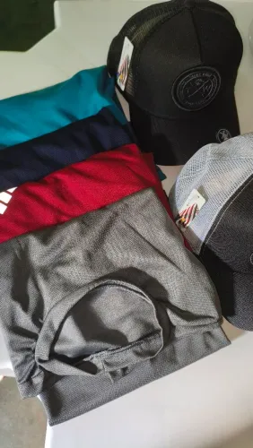 VENDE-SE 4 CAMISAS + 3 BONÉS NOVOS