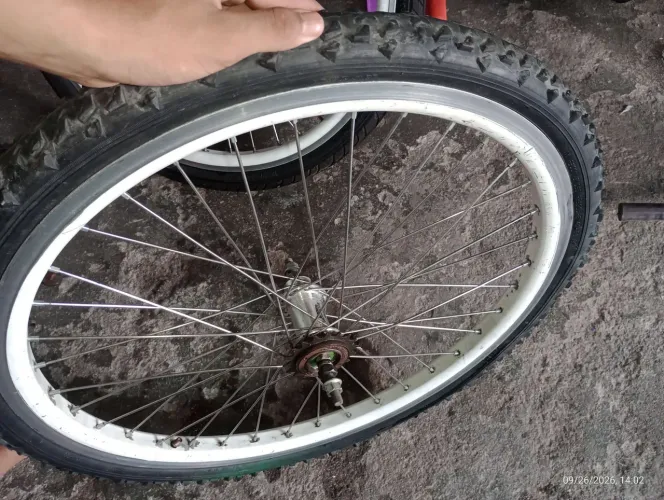 rodas aro 26 vmaxx raio novos, uma jante com o cubo novo, catraca nova e a jante está boa!