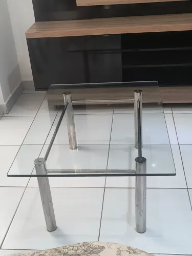 Mesa de vidro com pés de inox