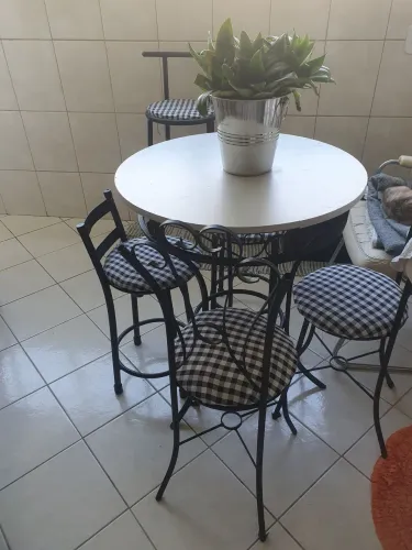 Mesa com banquetas