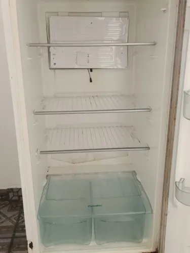 Vende-se uma geladeira
