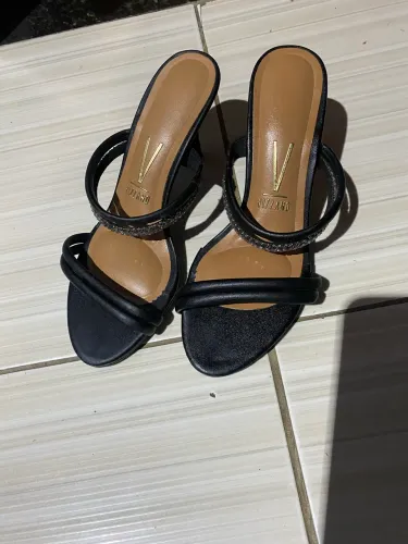 Um saltinho novo uma bota e um som