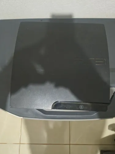Ps3 semi novo desbloqueado 2 controles por 600 reais