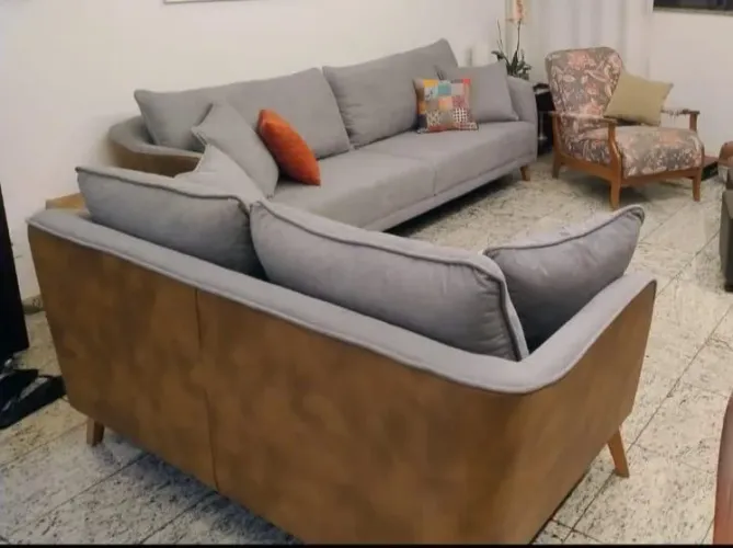 Conjunto Sofá Modelo Doha, cinza com acabamento em couro 