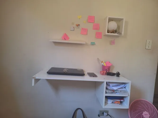 Mesa de estudos suspensa (dou os nichos de brinde)