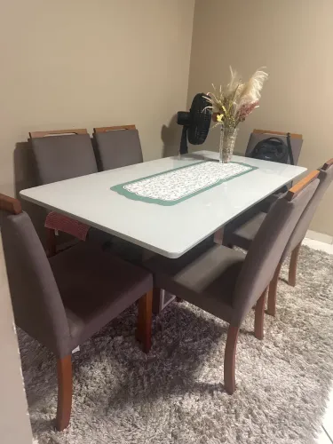 Vende-se esta mesa com 06 cadeiras. Semi nova