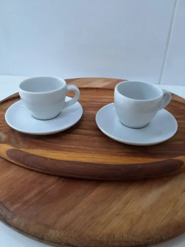 Xícaras de café com pires porcelana branca