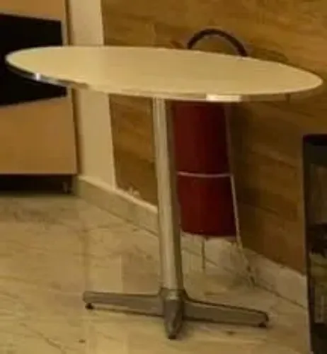 Mesa redonda com base de alumínio