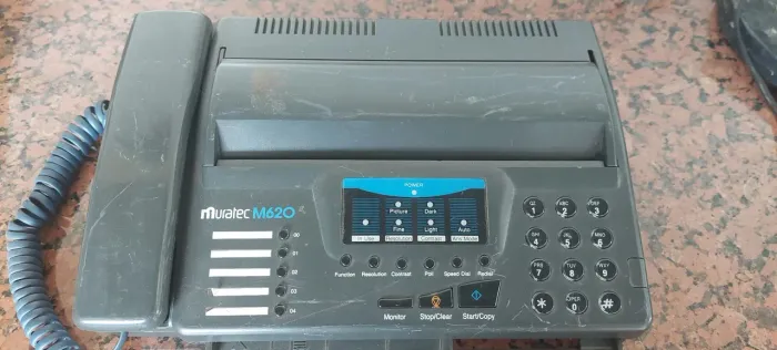 Telefone fax Muratec M620 funcionando telefone antigo antiguidade decoração uso cenário