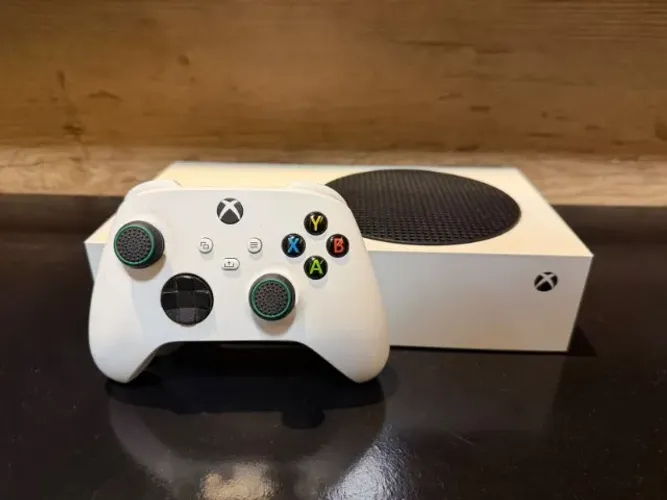 XBOX Series S 512gb; controle com pilhas recarregáveis