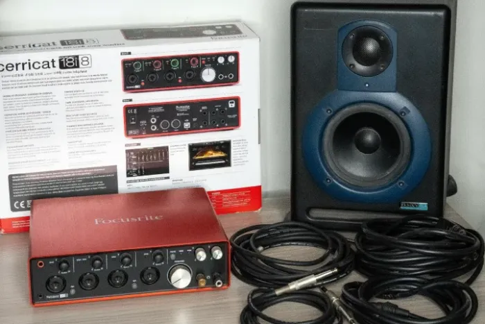 Kit Home Studio Focusrite Scarlett 18i8 + Monitores Samson Resolv 50a, Pronto para Gravar