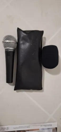 Vendo microfone cardioide Shure SM58 Original e bem conservado. 