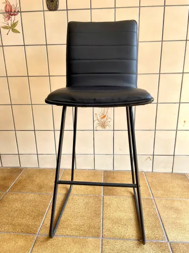 Banqueta alta preta estofada