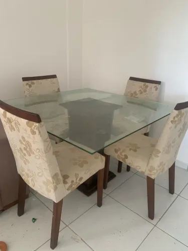 Mesa de vidro quadrada com 4 cadeiras
