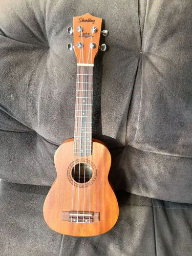 Ukulele Shelby elétrico
