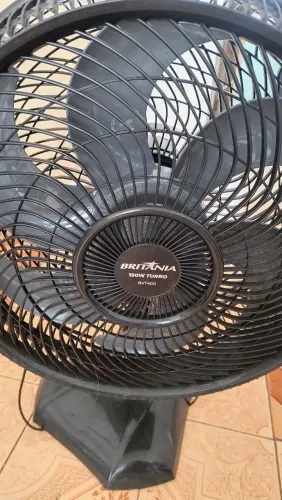 Ventilador de mesa Britânia BVT 400 - 6 pás - preto <br>