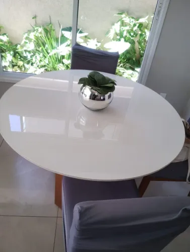 Mesa de jantar redonda com 4 cadeiras 
