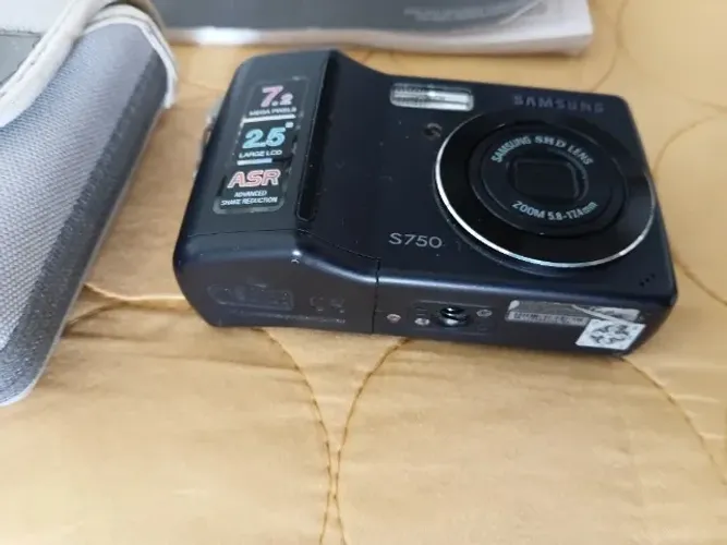Câmera Digital Antiga Samsung S750 (Não Liga - Ideal para Conserto ou Reparo ou Peças)