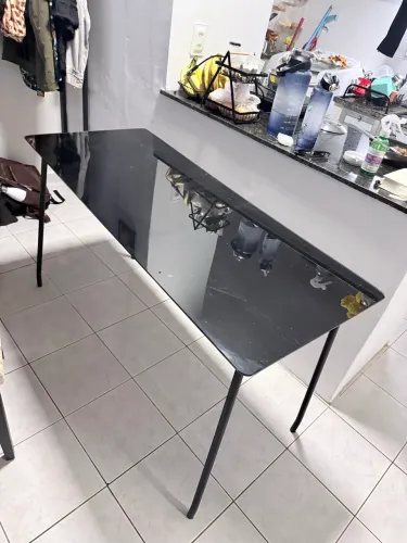 Aparador/mesa tampo de vidro preto com pés de metal