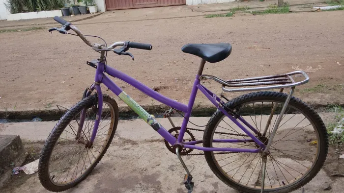 Bicicleta Aro 26 roxa completa para uso com garoupa boa para andar com pequenos ajustes