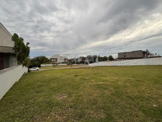 Terreno no condomínio Vivendas do Porto Fino.