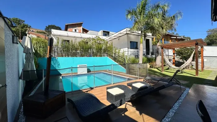 Casa com piscina em condomínio fechado aos pés da Pedra Grande Parque Arco Iris - Atibaia 