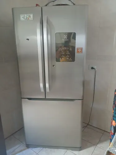 Vendo uma geladeira electrolux triplex