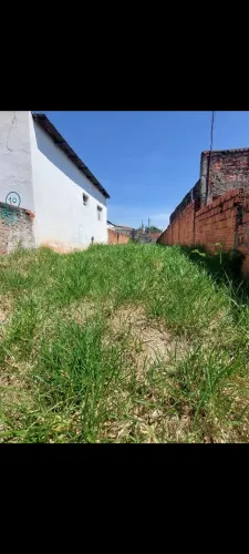 Vende se este terreno 