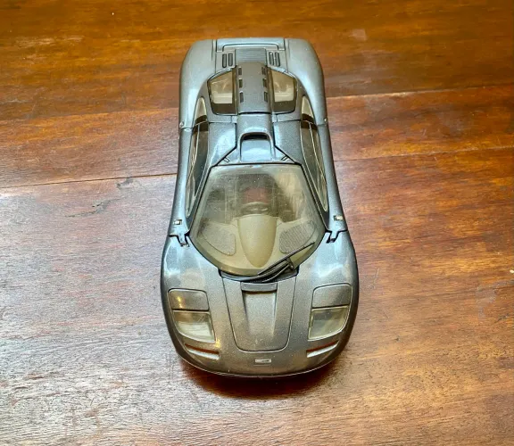 Carrinho miniatura da maisto mclaren cinza escala 1/18