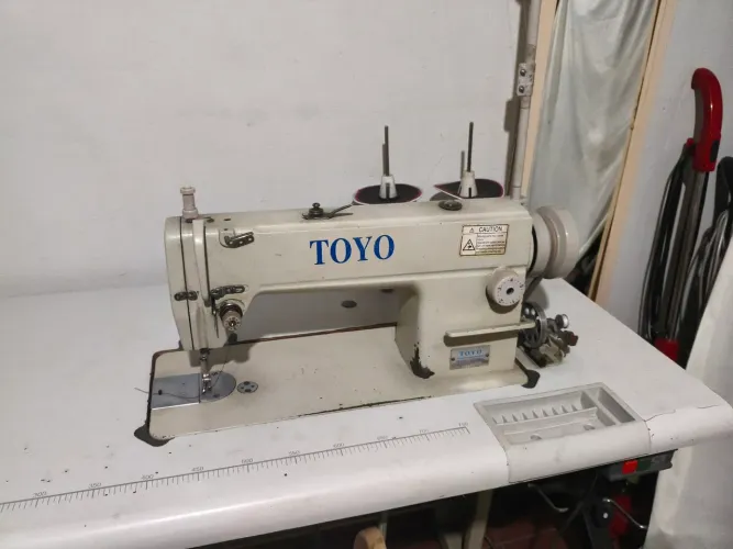 Máquina de costura toyo