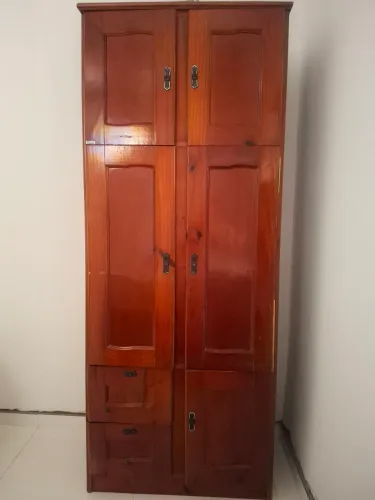 Vendo guarda roupa de madeira. 2.20 Altura 80 Largura 50 Profundidade 
